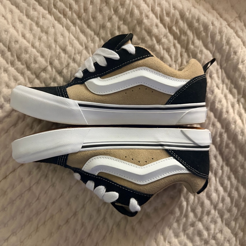 NEW Vans Unisex Knu Skool Sneakers in Black, Tan and White - Picture 4 of 4